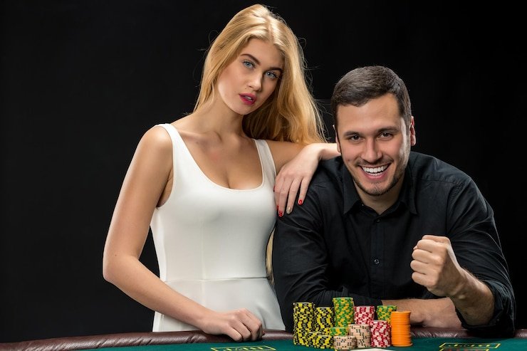 Dealer mengguncang dadu dalam wadah transparan selama permainan Live Sic Bo